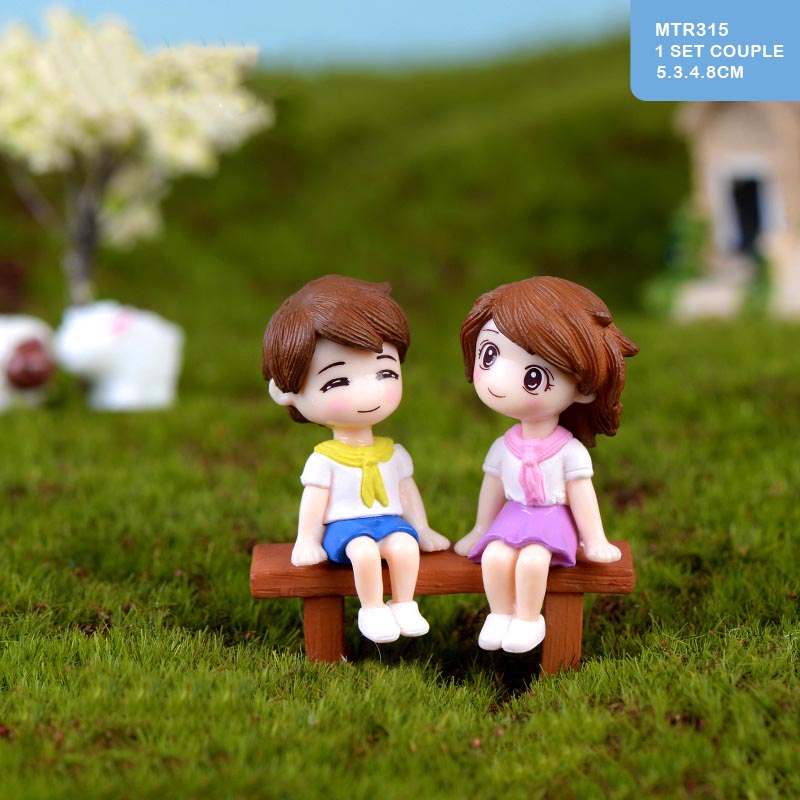 Gift To Love | Miniature Model Couple N Bench | Pcs : Set Of 1 | Code : MTRC315